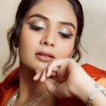 Sreemukhi Instagram - 🧡✨ Styling @greeshma_krishna.k Outfit - @label_viko Jewellery - @fashioncurvee PC @manoj_gangula Makeup @nookesh.malla Hair @mahesh_ravulapalli #sreemukhi #dolledup #neethonedance