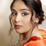 Sreemukhi Instagram - 🧡✨ Styling @greeshma_krishna.k Outfit - @label_viko Jewellery - @fashioncurvee PC @manoj_gangula Makeup @nookesh.malla Hair @mahesh_ravulapalli #sreemukhi #dolledup #neethonedance