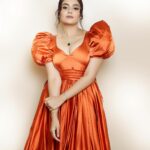 Sreemukhi Instagram - 🧡✨ Styling @greeshma_krishna.k Outfit - @label_viko Jewellery - @fashioncurvee PC @manoj_gangula Makeup @nookesh.malla Hair @mahesh_ravulapalli #sreemukhi #dolledup #neethonedance