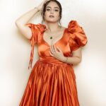Sreemukhi Instagram - 🧡✨ Styling @greeshma_krishna.k Outfit - @label_viko Jewellery - @fashioncurvee PC @manoj_gangula Makeup @nookesh.malla Hair @mahesh_ravulapalli #sreemukhi #dolledup #neethonedance