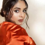 Sreemukhi Instagram - 🧡✨ Styling @greeshma_krishna.k Outfit - @label_viko Jewellery - @fashioncurvee PC @manoj_gangula Makeup @nookesh.malla Hair @mahesh_ravulapalli #sreemukhi #dolledup #neethonedance