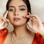 Sreemukhi Instagram - 🧡✨ Styling @greeshma_krishna.k Outfit - @label_viko Jewellery - @fashioncurvee PC @manoj_gangula Makeup @nookesh.malla Hair @mahesh_ravulapalli #sreemukhi #dolledup #neethonedance