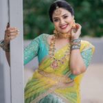Sreemukhi Instagram - Vinayaka Chavithi Shubhakankshalu ✨✨ Styling @greeshma_krishna.k Outfit @amogha___ Jewellery @new_ideas_fashions PC @manoj_gangula Makeup @nookesh.malla Hair @mahesh_ravulapalli #vinayakachavithi #happyganeshchaturthi #sreemukhi