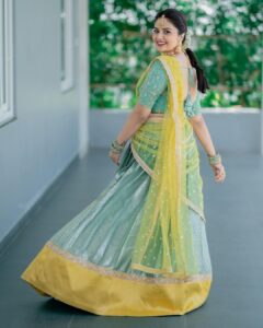 Sreemukhi Instagram - Vinayaka Chavithi Shubhakankshalu ✨✨ Styling @greeshma_krishna.k Outfit @amogha___ Jewellery @new_ideas_fashions PC @manoj_gangula Makeup @nookesh.malla Hair @mahesh_ravulapalli #vinayakachavithi #happyganeshchaturthi #sreemukhi