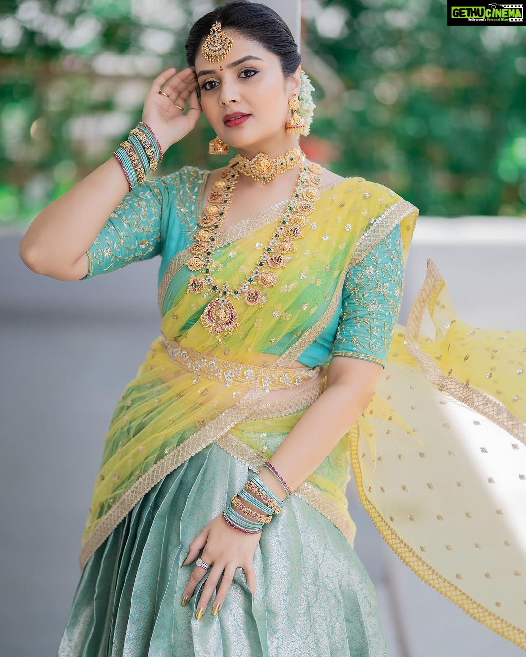 Sreemukhi Instagram - Vinayaka Chavithi Shubhakankshalu ✨✨ Styling @greeshma_krishna.k Outfit @amogha___ Jewellery @new_ideas_fashions PC @manoj_gangula Makeup @nookesh.malla Hair @mahesh_ravulapalli #vinayakachavithi #happyganeshchaturthi #sreemukhi