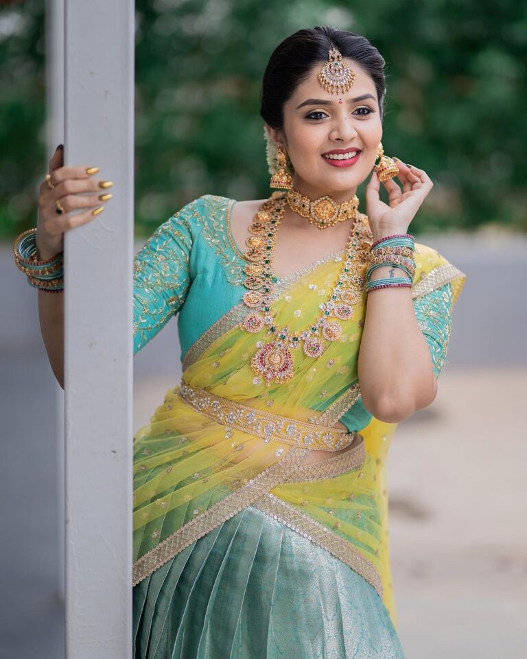 Sreemukhi Instagram - Vinayaka Chavithi Shubhakankshalu ✨✨ Styling @greeshma_krishna.k Outfit @amogha___ Jewellery @new_ideas_fashions PC @manoj_gangula Makeup @nookesh.malla Hair @mahesh_ravulapalli #vinayakachavithi #happyganeshchaturthi #sreemukhi