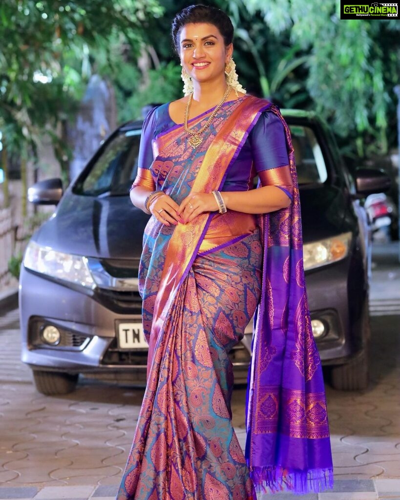 Sridevi Ashok Instagram - Many people have different wishes, mine is having different types of sarees for all occasions. Thanks @abarnasundarramanclothing for this beautiful blouse pattern stitched in a very short span of time . Blouse : @abarnasundarramanclothing Saree : @maa.boutique28 #sareefortradition #sareelove #sareedraping #sareecollection