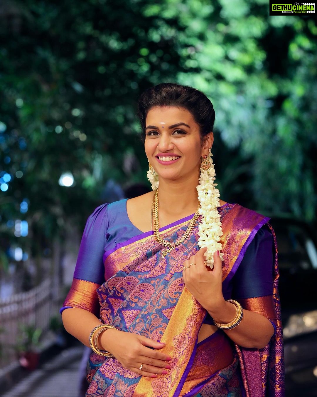Sridevi Ashok Instagram - Many people have different wishes, mine is having different types of sarees for all occasions. Thanks @abarnasundarramanclothing for this beautiful blouse pattern stitched in a very short span of time . Blouse : @abarnasundarramanclothing Saree : @maa.boutique28 #sareefortradition #sareelove #sareedraping #sareecollection