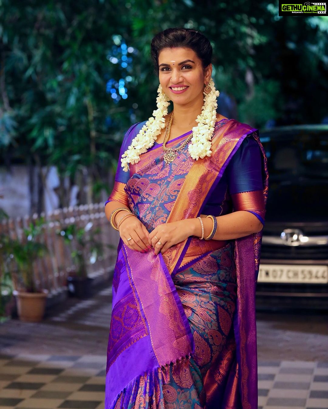 Sridevi Ashok Instagram - Many people have different wishes, mine is having different types of sarees for all occasions. Thanks @abarnasundarramanclothing for this beautiful blouse pattern stitched in a very short span of time . Blouse : @abarnasundarramanclothing Saree : @maa.boutique28 #sareefortradition #sareelove #sareedraping #sareecollection