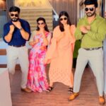 Sridevi Ashok Instagram - Naa thaan gethu❤️❤️❤️ absolutely non sync dance🫣🫣 @sameer_starboy @ashwathy_ash_ @ya_im_santosh Modhalum kadhalum shooting spot fun #srideviashok #modhalumkaadhalum #fun #comedy #dancefun