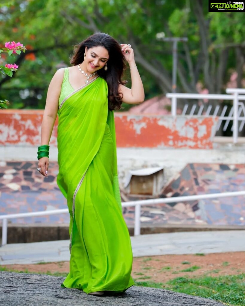 Sridevi Vijaykumar Instagram - Go Green 💚💚💚 Happy sunday😊 . . . . Outfit:@gummadidalashashi.label Jewellery:@the_jewel_gallery 📸@paulino_pictures #zeetelugu #dramajuniors #dj6 #tonight #kidsshow #sunday #dontmissit #talentshow #happyday #happysunday #live #love #laugh #myjob #loveit #dressup #saree #sareelove #indian #green #happycolor #favorite #color #gogreen #goodday