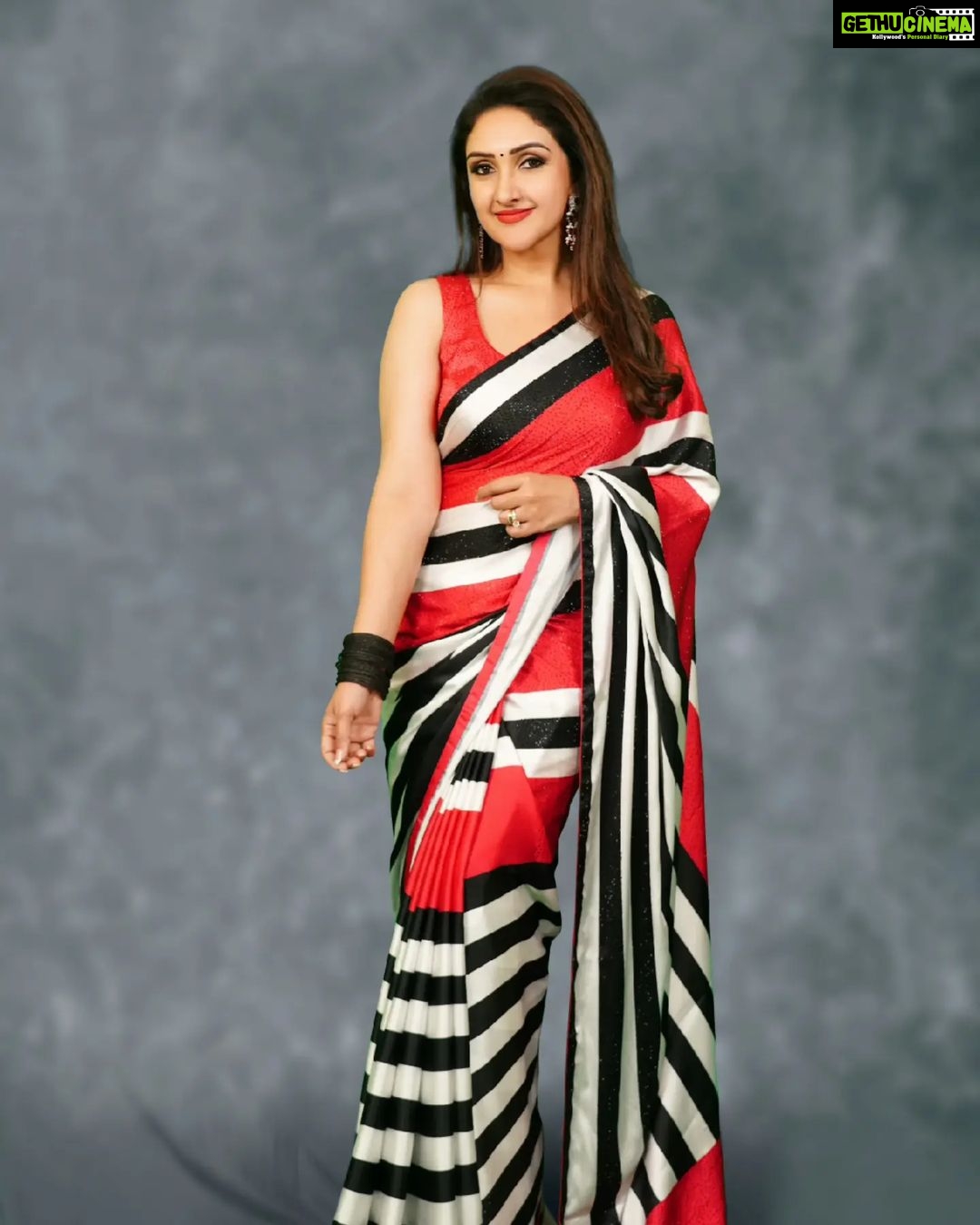 Sridevi Vijaykumar Instagram - ❤️🖤❤️🖤 #dramajuniors #dj6 #zeetelugu Saree:@neerusindia Earrings:@the_jewel_gallery Photography:@paulino_pictures . . . . #dramajuniorsseason6 #sundaynight #tvshow #kidsshow #saree #blackandwhite #happiness #positivevibes #lovemyjob #photography #photooftheday #telugushow #kids