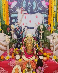 Sridevi Vijaykumar Instagram - Varalakshmi vratham🙏😇 #varalakshmivratham #varalakshmipooja #godbless #amman #myamman #prayers #blessings #tradition #poojatime #godblessall #dressedup #function #lakshmipooja #lakshmi #varalakshmidecor #poojadecor Decor:@sdcevents.in Saree:@omsai_pattusarees