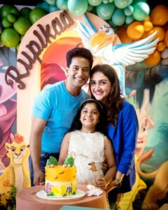Sridevi Vijaykumar Instagram - Birthday fun🥳❤️🧿🎂🤗
.
.
.
.
Decor:@sdcevents.in 
📸:@sribalistudio @santoshk_chintu 
#birthday #birthdaygirl #party #birthdayparty #decor #kidsparty #theme #partytheme #kidstheme #playarea #lionking #hakunamatata #lionguard #simba #mufasa #mygirl #mybaby #littleone #family #play #fun #cake #enjoy #love #laughter #together #friends #partytime #disney #birthdayfun