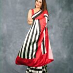 Sridevi Vijaykumar Instagram - ❤️🖤❤️🖤 #dramajuniors #dj6 #zeetelugu Saree:@neerusindia Earrings:@the_jewel_gallery Photography:@paulino_pictures . . . . #dramajuniorsseason6 #sundaynight #tvshow #kidsshow #saree #blackandwhite #happiness #positivevibes #lovemyjob #photography #photooftheday #telugushow #kids