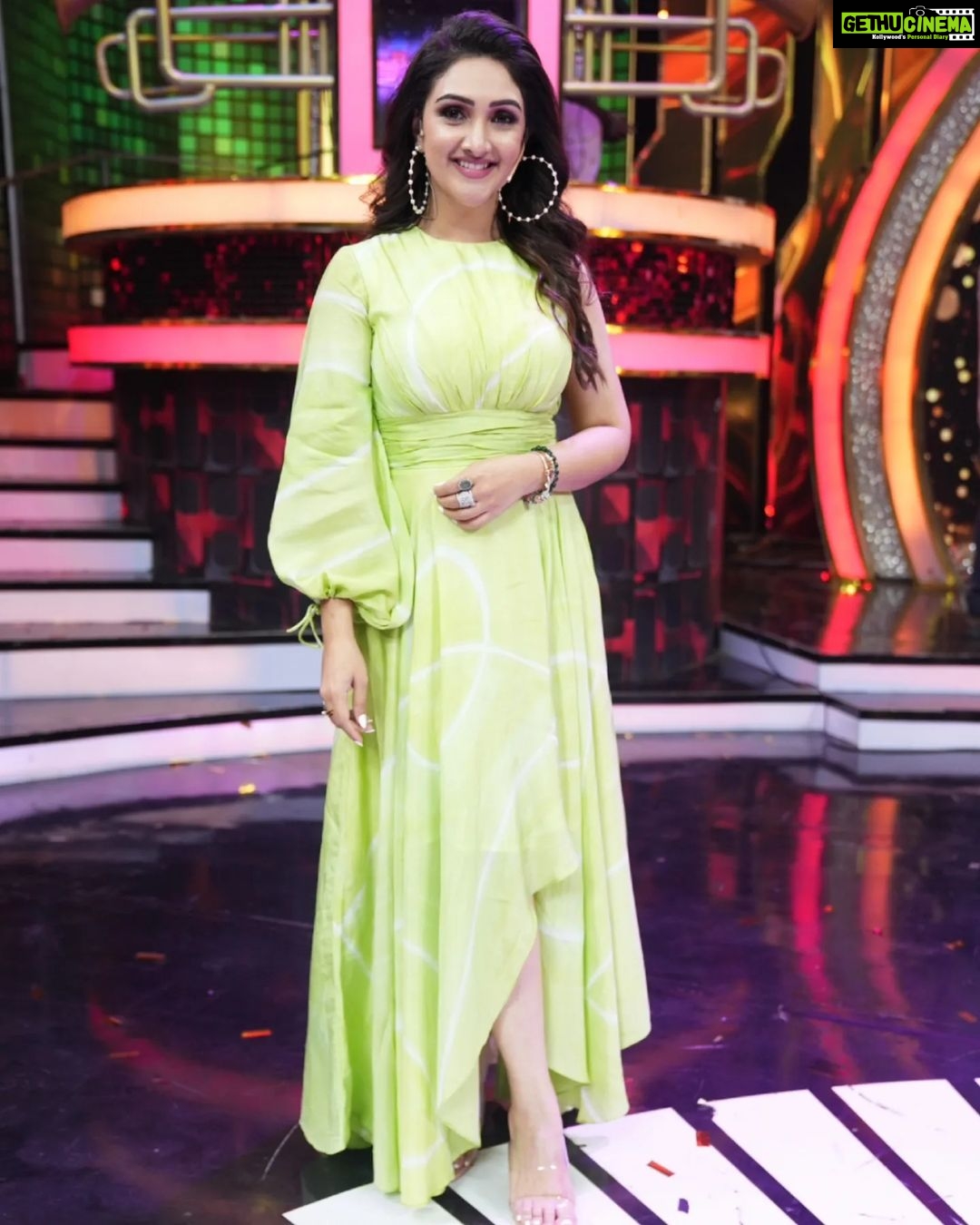 Sridevi Vijaykumar Instagram - Start your day with happiness and gratitude π . . . #happyquotes #positivethoughts #startyourday #smile #morning #morningvibes #greatweek #lookingforward #goodday #happy #love #enjoythemoment #instafam #vijaytv #startmusic #vijaytelevision #sridevi #sridevivijaykumar