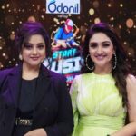 Sridevi Vijaykumar Instagram - Together... We are unstoppable! ✨ 🎤🌟 Brace yourselves for the grand premiere of 'Start Music' this Sunday on Vijay Television! 📺✨ Get a sneak peek behind the scenes with this exclusive BTS picture. 📸🕺💃 Are you ready for the musical magic? 🎶 Makeup @vijiknr #StartMusic #ComingSoon #VijayTelevision #musicshow #meenasagar