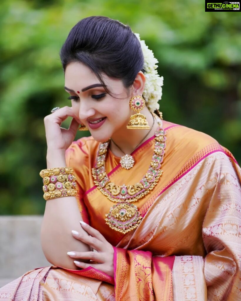 Sridevi Vijaykumar Instagram - Style is a way to say who you are without having to speak ✨️ . . . . . @omsai_pattusarees @lotus_silver_jewellery @antiquelotuss_official @paulino_pictures #zeetelugu #sundayshow #sravanamasam #episode #traditionalwear #saree #sareelove #regal #royal #prettygirls #silksaree #weddingwear #kanchipattu #kanchivaramsilk #elegance #jewelry #gold #beauty #instadump #movie #show #tv #sareesofinstagram #instafam #picoftheday