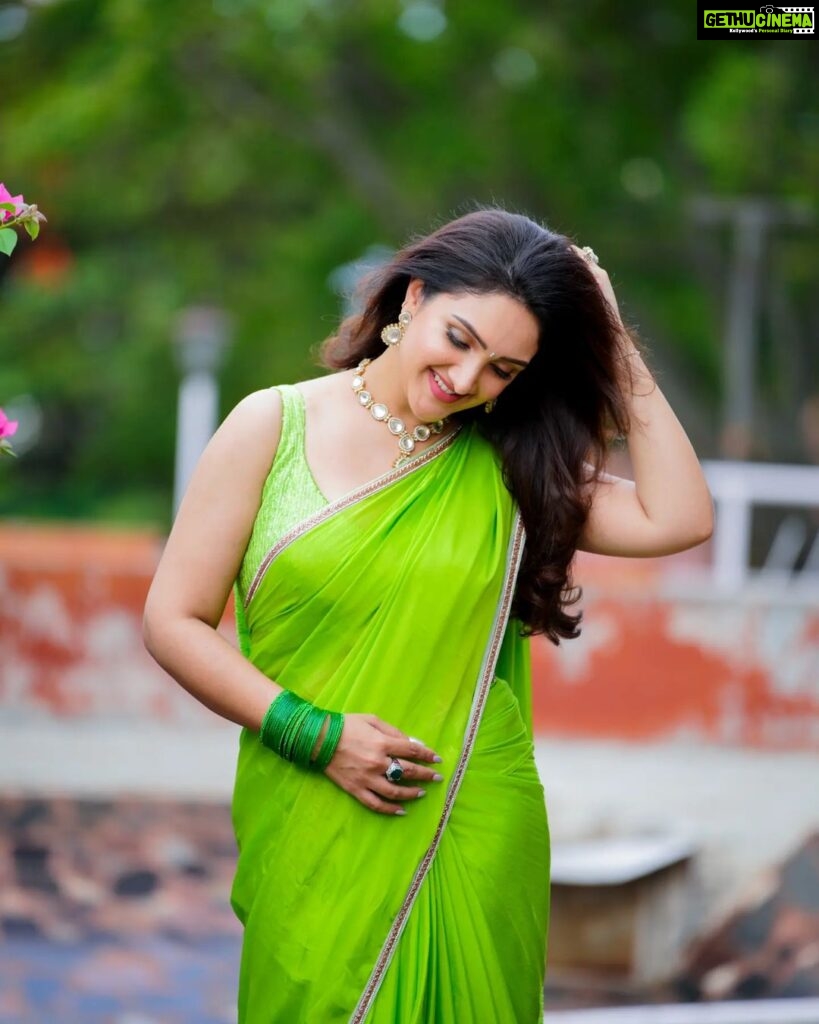 Sridevi Vijaykumar Instagram - Go Green 💚💚💚 Happy sunday😊 . . . . Outfit:@gummadidalashashi.label Jewellery:@the_jewel_gallery 📸@paulino_pictures #zeetelugu #dramajuniors #dj6 #tonight #kidsshow #sunday #dontmissit #talentshow #happyday #happysunday #live #love #laugh #myjob #loveit #dressup #saree #sareelove #indian #green #happycolor #favorite #color #gogreen #goodday
