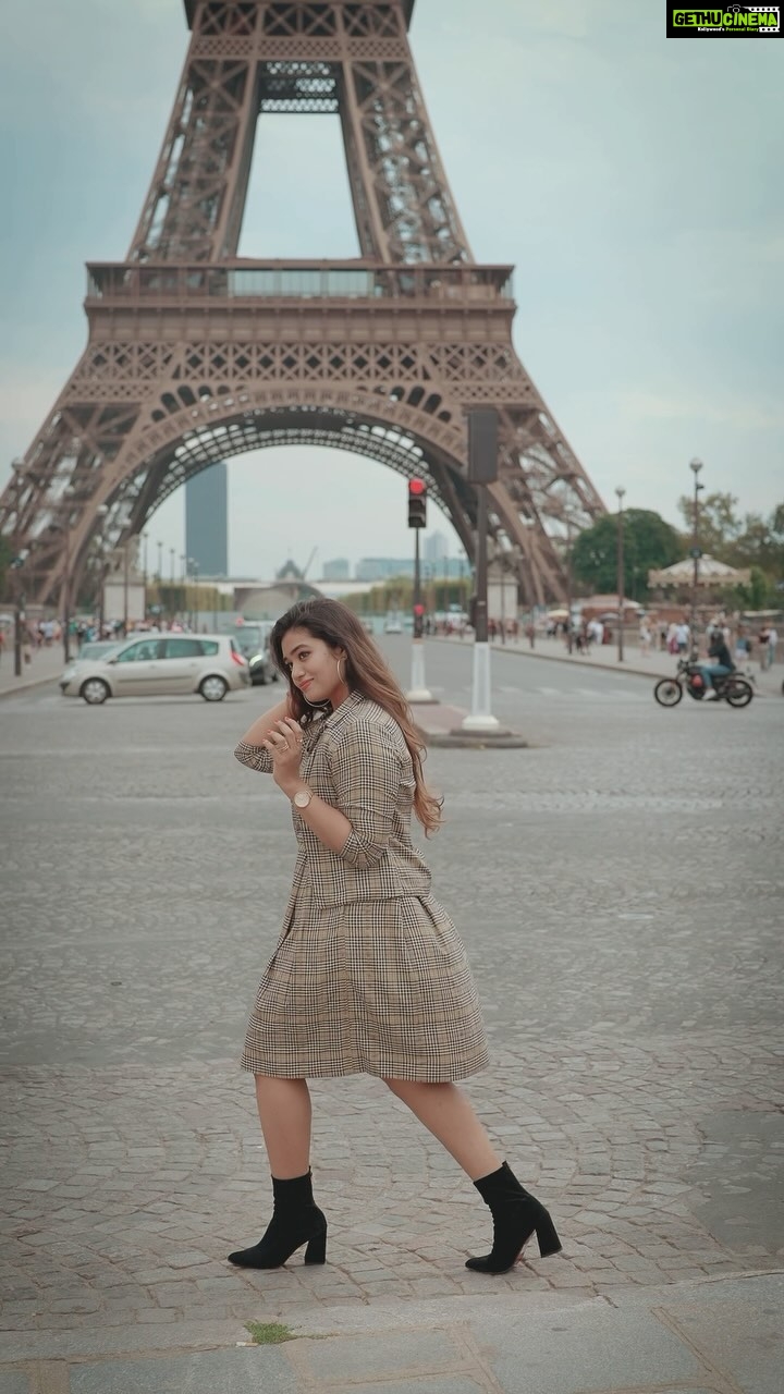 Srinisha Jayaseelan Instagram - Was waiting to post this one❤️💜😍🧿 Oh Paris!!! 🇫🇷 No words to describe how much I love you🥺❤️💜 A cover song from the City of Love 🇫🇷 Thank you @anandstudiosfr anna for the beautiful video❤️🙏🏻 #singer #instasinger #coversong #songcover #ownvoice #love #lolita #engeyumkadhal #karthik #prashanti #jayamravi #hansika #harris #harrisjayaraj #paris #eiffel #tower #eiffeltower #instagood #instacover