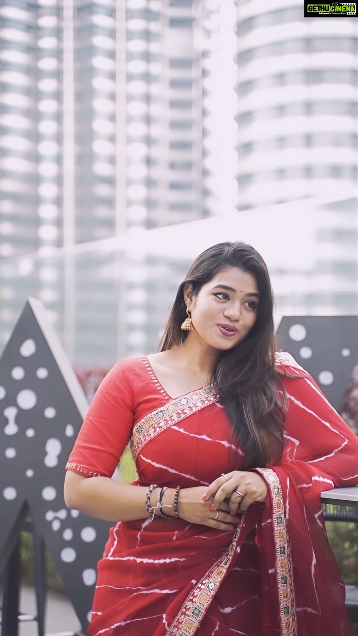 Srinisha Jayaseelan Instagram - கட்டிக்கொண்டு கைகள் கோர்த்து தூங்க சம்மதம் உன்னை மட்டும் சாகும் போது தேட சம்மதம்💜❤️ Shot by : @maduranraj @kishyenrao @mr.graphicsstudio ❤️ Edited by : @maduranraj ❤️ Saree : @house_of_haadiya ❤️ Thanks to @mymojoprojects #singer #singersofinstagram #instasinger #instasong #instacover #coversong #songcover #love #saree #vijayantony #ownvoice #malaysia #klcc #twintower