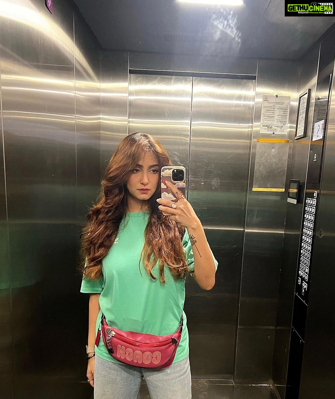 Srishti Jain Instagram - Queen Bee energy! π . . . . . . . . . . . . . . #hairstyles #blowout #liftselfie #tomboy #newpost #postoftheday #instagood #instagram #instalike #instadaily #explore #explorepage #casuallook #liftfie #denim #oversizedshirt #coach Mumbai, Maharashtra