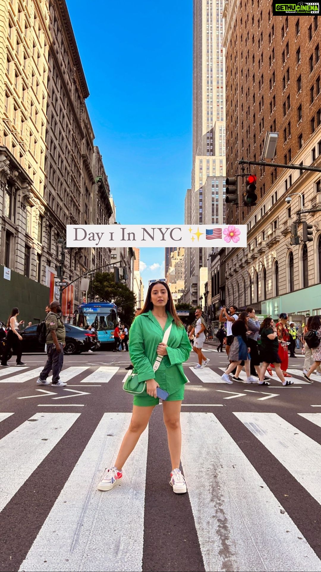 Srishty Rode Instagram - YOLO 🌼💚✨🇺🇸 . Living My Best 🧿 . Also in love with my new sunglasses from @gangstaa_official 🕶️❤️ . . . #sologirltravel #solotrip #newyorkcity #newyork #america #vacation #holiday