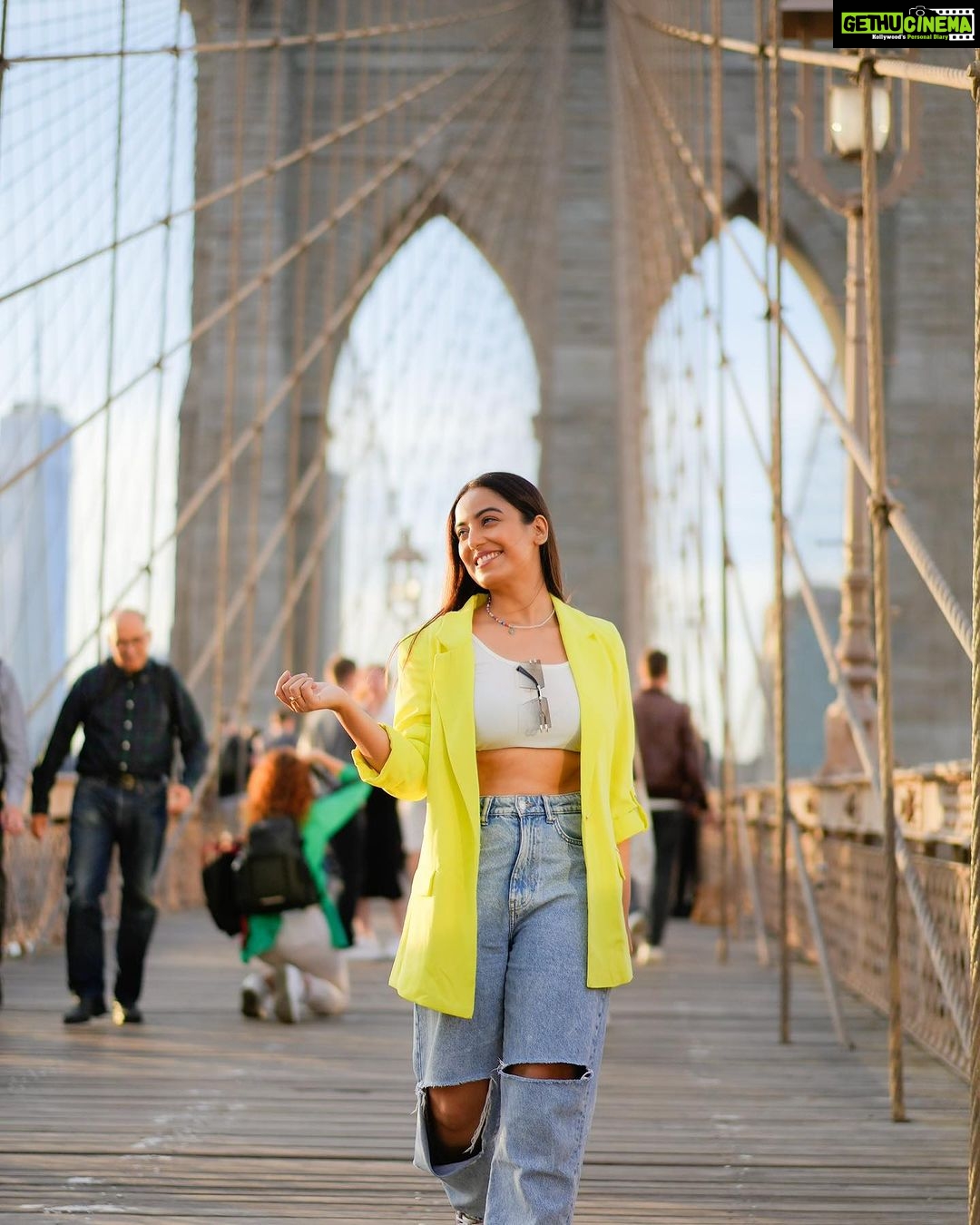 Srishty Rode Instagram - Golden Hour At the #brooklynbridge 💚💛❤️ Brooklyn Bridge