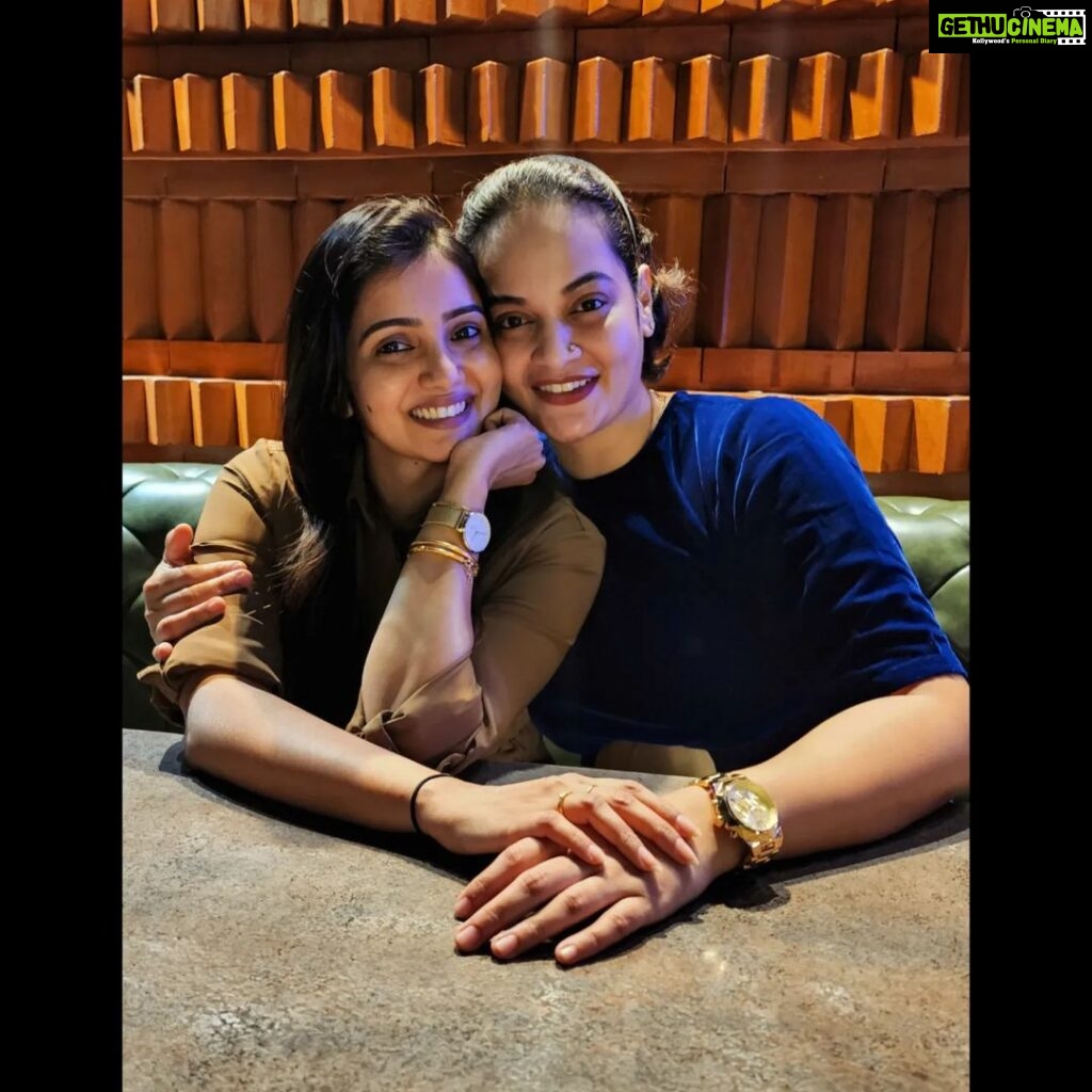 Srithika Instagram - “Don’t make friends who are comfortable to be with. Make friends who will force you to lever yourself up.” — Thomas J. Watson . Dear @itssujavarunee . PC @ssr_aaryann . #friends #friendship #friendshipforever #outing #funtimes Chennai, India