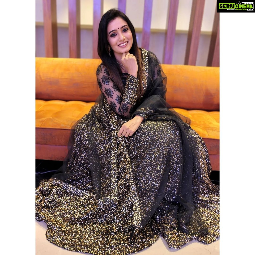 Srithika Instagram - Sunday is a time when you sit back and reflect on all the blessings that you have received. Smile at all the good things that you are enjoying๐๐๐ . Costume @unikpondicherry . PC @ssr_aaryann . #sunday #happysunday #black #girlinblack #attire #attitude #familytime #holiday Chennai, India
