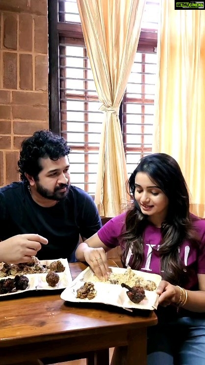 Srithika Instagram - Sapidumbothu pesakudathu🤐 . With @ssr_aaryann VC @nirmalamuthuswami . #reels #reelsinstagram #instagram #santhanam #tamilcomedy #suntv #magarasi #behindthescenes #funtimes #actor #actorslife #food #foodie