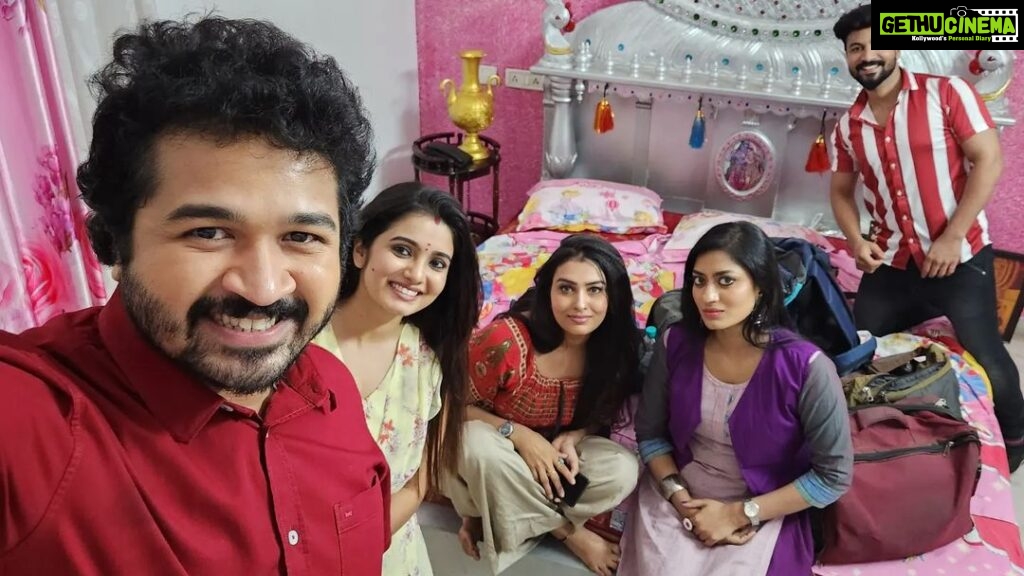 Srithika Instagram - "Because of you all, I laugh a little harder, cry a little less, and smile a lot more" #magarasiserial #magarasi #shootingspot #behindthescenes #selfie #friendship #friends