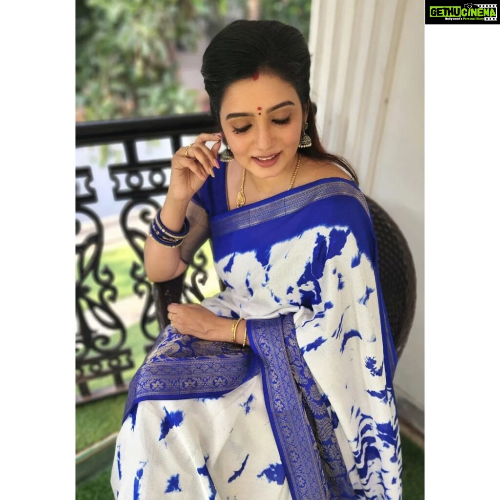 Srithika Instagram - Success is not final; Failure is not fatal; It is the courage to continue that counts. . Saree @fancy_by_parambhara . #saree #blue #white #shooting #shootingmode #photoshoot
