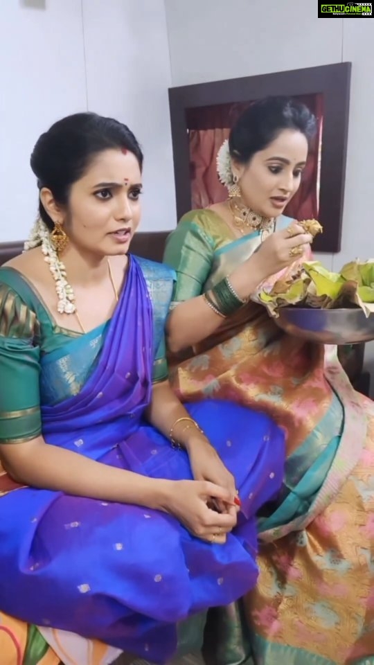 Srithika Instagram - Namakku soru dhaane mukkiyam 😂 #Magarasi #SunTV #SunReels @srithika_saneesh @mounikadeviofficial