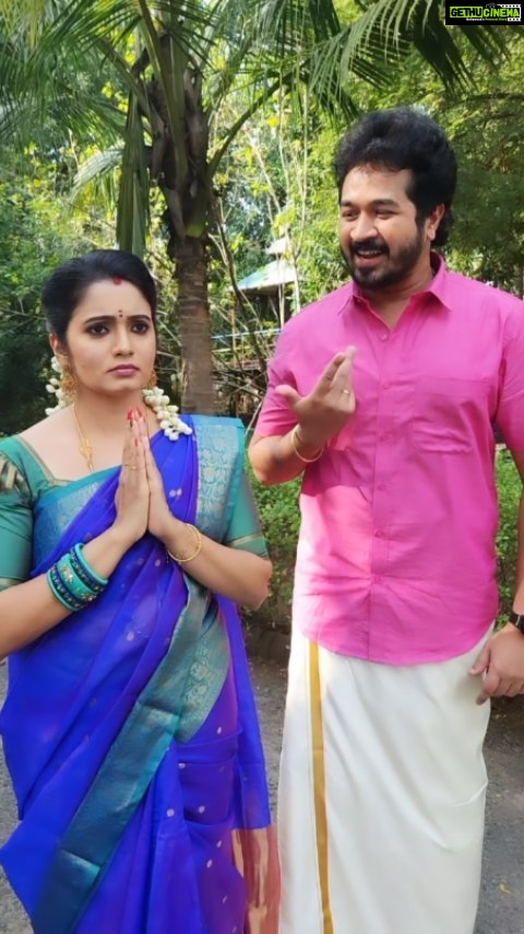 Srithika Instagram - 90s Kids 🤩👍🏻 Kovilukku poradhe sight adikkathaan 😁🙌🏼 With : @srithika_saneesh . Srithika saree @theuseeshop . #thiruchitrambalam #dhanush #nithyamenon #tamil #tamilreels #tamilcinema #tamilcinema #comedy #behindthescenes #shootingspot #thankyou #loveyouall