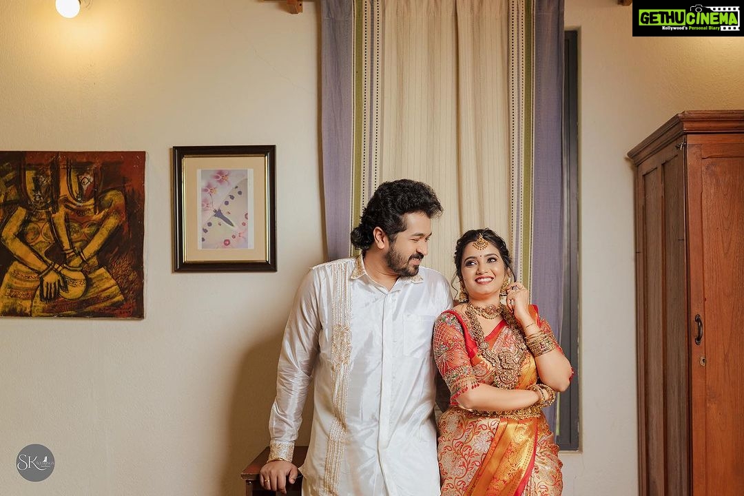Srithika Instagram - "Smiles, laughter, and love - all in a single shot." The trending MAGARASI serial pair: @srithika_saneesh & @ssr_aaryann Outfit: @unikpondicherry Stylist: @kayalkumaran Photography: @weddingsbyskphotography Assisted: @st_kamal_official MuA: @honeylang_makeup_artist Assisted: @udhaya_makeup_world Location: @laureliavilla . Special thanks to @balajipuducherry @_kumaran_murugesan_ for support.. . #unikcreations #kayalkumaran #bridalblouse #bridesofinstagram #srithika #tamilactress #galatta #pondicherry #pondicherrydiaries #behindwoods #weddingsutraphotographyawards #weddingzin #ezwed #weddingphotographers #awpi #weddingsbyskphotography #authenticity #candidmoments