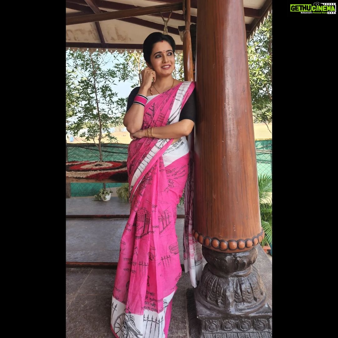 Srithika Instagram - Summer βοΈ When the days get longer, the stars π shine brighter, your hair gets lighter, the water gets warmer, the music gets louder, and life gets betterπππ . Saree @varshini_sareez Bangles @varnudais . #saree #sareelove #summer #cotton #comfortable #summeroutfit #summertime