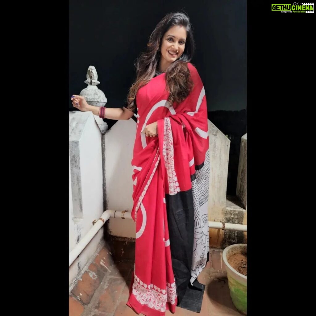 Srithika Instagram - The hot sun never revealed it's summer, But her cotton saree does😎 . Saree @varshini_sareez . #saree #cottonsaree #cotton #summer #hot #comfortable #easy #easywear #enjoythesummer