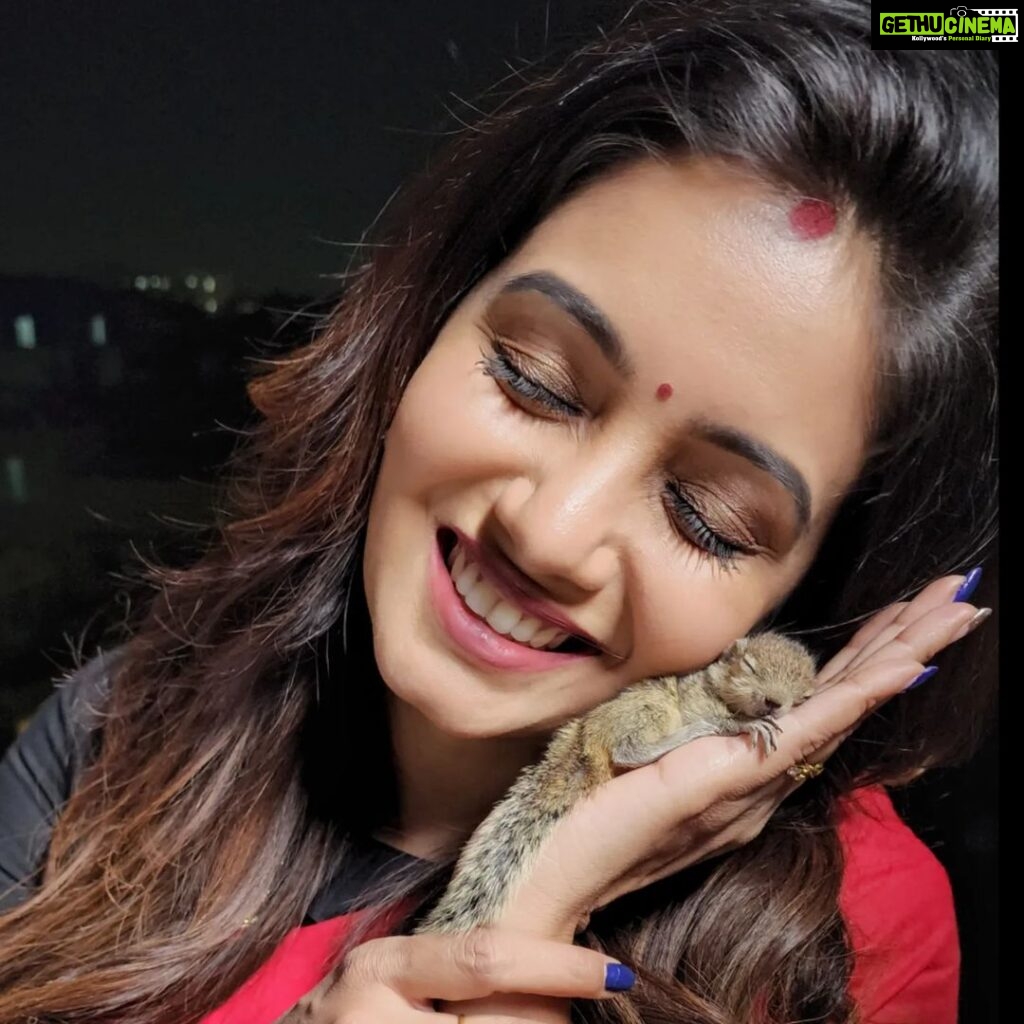 Srithika Instagram - Millions of trees in the world are accidently planted by squirrel🐿🐿🐿- who bury nuts🥜, then forget where they hid them. Do good and forget. It'll grow some day🌳🌳🌳 . With @ssr_aaryann . #squirrel #cutie #pet #fun #animallovers