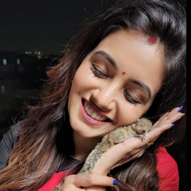 Srithika Instagram - Millions of trees in the world are accidently planted by squirrel🐿🐿🐿- who bury nuts🥜, then forget where they hid them. Do good and forget. It'll grow some day🌳🌳🌳 . With @ssr_aaryann . #squirrel #cutie #pet #fun #animallovers