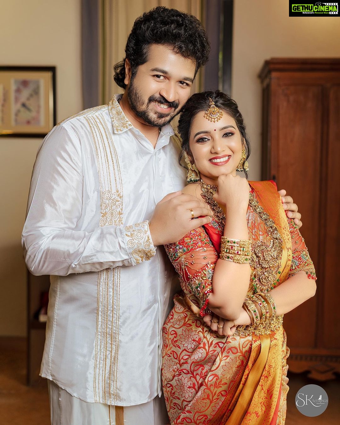 Srithika Instagram - "Smiles, laughter, and love - all in a single shot." The trending MAGARASI serial pair: @srithika_saneesh & @ssr_aaryann Outfit: @unikpondicherry Stylist: @kayalkumaran Photography: @weddingsbyskphotography Assisted: @st_kamal_official MuA: @honeylang_makeup_artist Assisted: @udhaya_makeup_world Location: @laureliavilla . Special thanks to @balajipuducherry @_kumaran_murugesan_ for support.. . #unikcreations #kayalkumaran #bridalblouse #bridesofinstagram #srithika #tamilactress #galatta #pondicherry #pondicherrydiaries #behindwoods #weddingsutraphotographyawards #weddingzin #ezwed #weddingphotographers #awpi #weddingsbyskphotography #authenticity #candidmoments