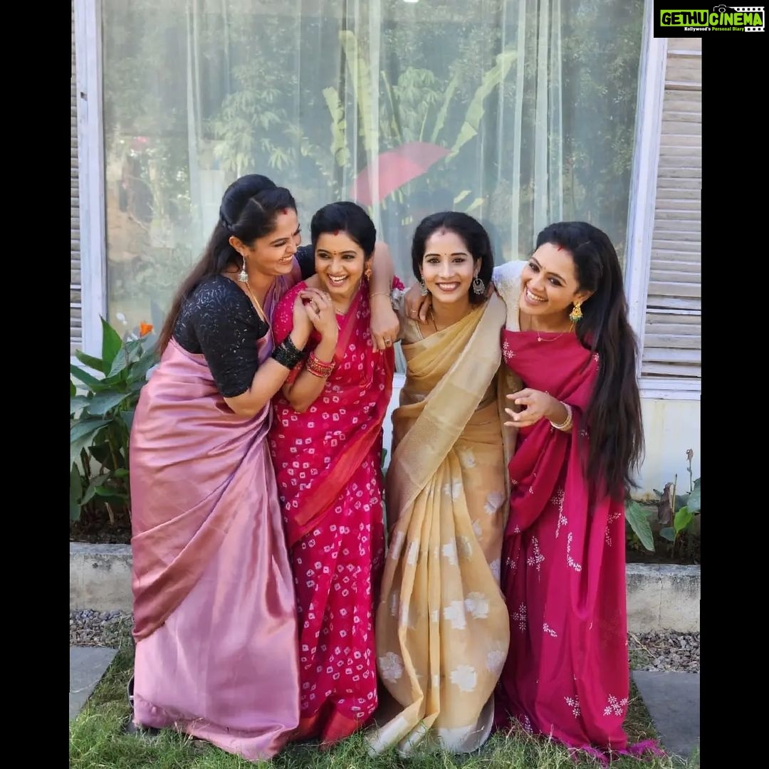 Srithika Instagram - Christmas celebration in #aaokkatiadakku set with my beautiful ladies @actress_sindhura , @actressowjanya , @honey_swapnaa, @vasudha_bebo Thank you so much for this yummy surprise Christmas cake 😘😘😘 And thanks a ton for the effort you guys have taken and I'm just drenched in your LOVE ♥️ Love you all ♥️♥️♥️♥️ . #merrychristmas #christmas #celebration #withfriends❤️ #lovelyladies #sweetfriends #surprise #cake #yummycake #blessed #thankinggod