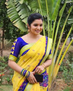 Srithika Instagram - How lovely YELLOW is! It stands for the sun!
.
Saree @annie_boutique55 
.
#aaokkatiadakku #geminitv #telugu #serial #teluguserials #yellowblue #saree #photoshootinbetween #shooting #workmode #hyderabad