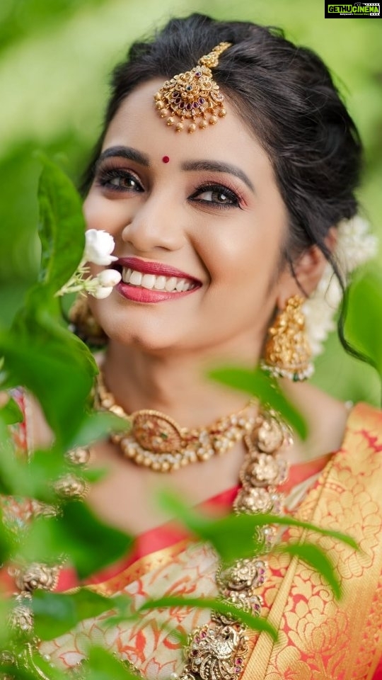 Srithika Instagram - In a world full of trends, sometimes a girl just wants to wear something classic😍😍😍 Beautiful Bridal photoshoot❤❤❤ . Outfit: @unikpondicherry Photography: @weddingsbyskphotography Photography Assist: @st_kamal_official MUA: @honeylang_makeup_artist Assist:@udhaya_makeup_world Location: @laureliavilla Jewels : @aishwaryam_bridal_jewel . #bridal #bridalmakeup #photoshoot #unik #weddinggetup #traditional #classic #favorite Pondicherry