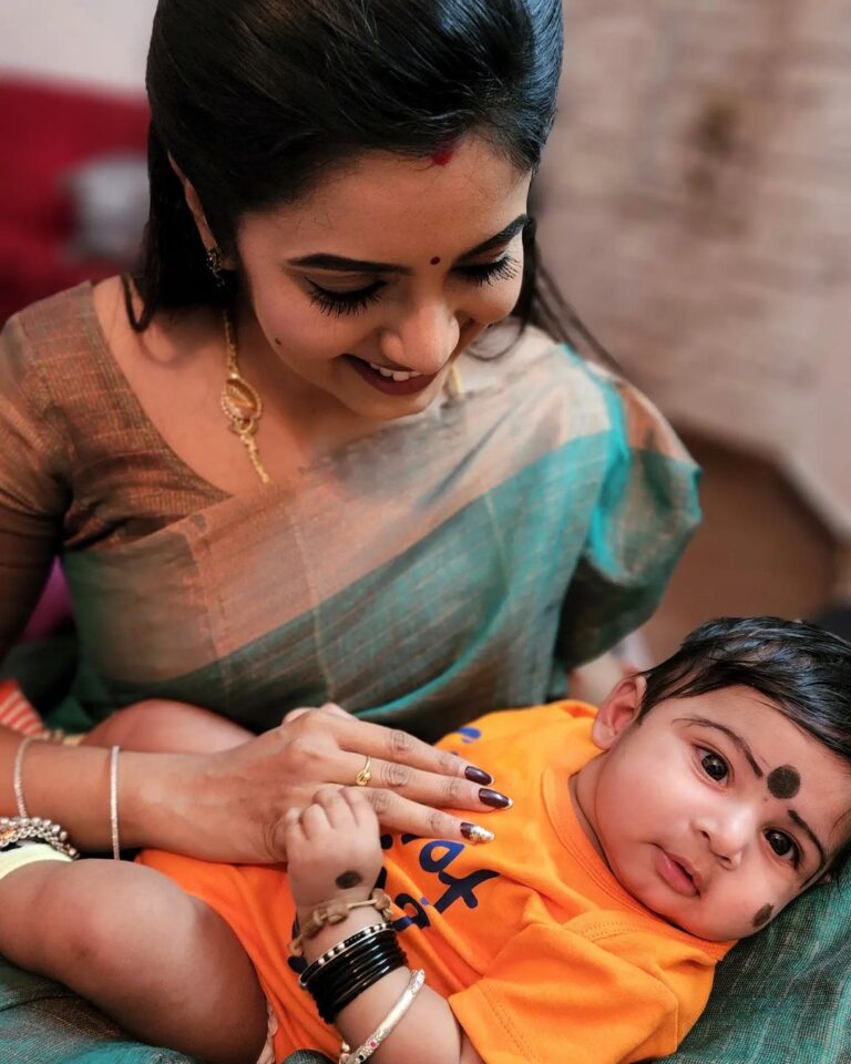 Srithika Instagram - It is a smile of a baby that makes life worth living🧡🧡🧡 . Photo by @ssr_aaryann . Saree gifted by @nirmalamuthuswami . #baby #babyboy #shooting #cutiepie #lovelytime #sweet Chennai, India
