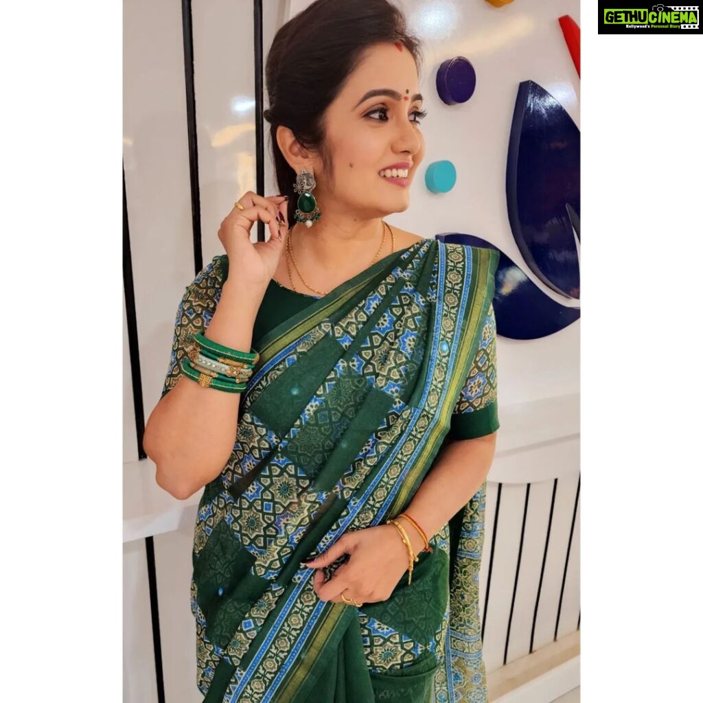 Srithika Instagram - GREEN is the prime color of the world and that form which it's loveliness arises💚💚💚 . Saree @annie_boutique55 . #saree #green #color #lovely #shooting #geminitv Hyderabad