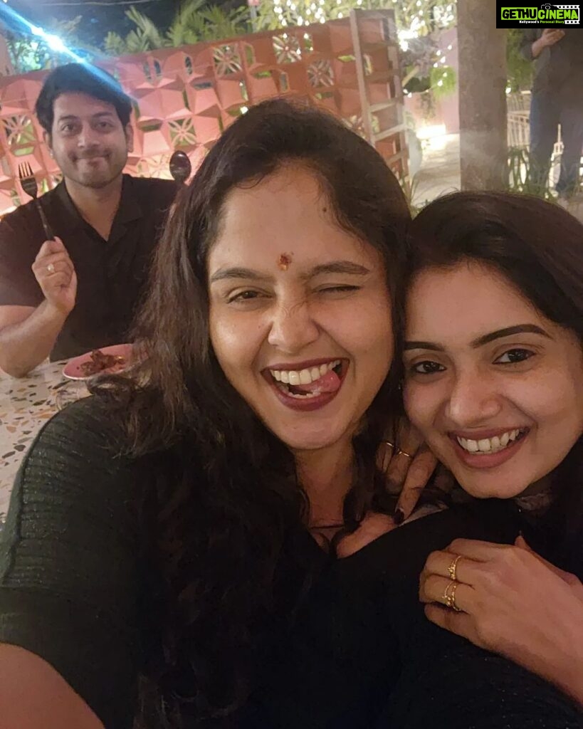 Srithika Instagram - Special meet with these Special PEOPLE ♥️♥️♥️ . WITH @actress_sindhura @iamprajwalpd . #friends #meet #dinnermeet #dinner #friends #fun #holiday #noshoot Hyderabad