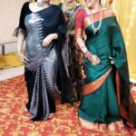 Srithika Instagram - Banaras pattu and malli poo♥️♥️♥️ What more do we need to put up a show ❤️💃🏻💃🏻💃🏻❤️ . With @mounikadeviofficial @vandanamichael3 . Shot by @ssr_aaryann . #banaraspattukatti #mallipoo #vijayantony #priyamani #suntv #suntvserialactress #prithvirajsukumaran #reels #banaras #song #beautifulgirls #withfriends❤️