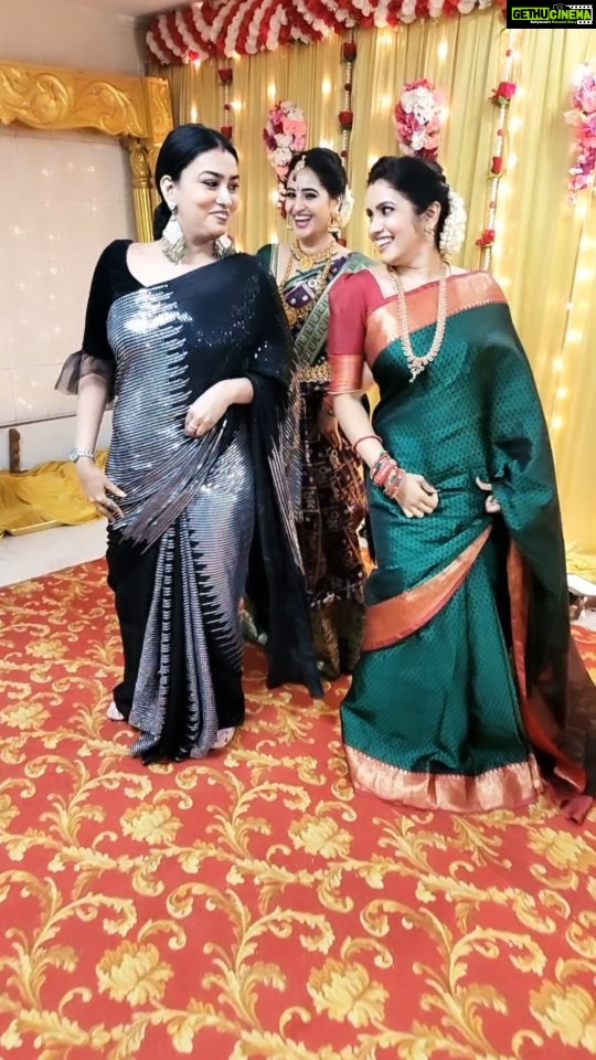 Srithika Instagram - Banaras pattu and malli poo♥️♥️♥️ What more do we need to put up a show ❤️💃🏻💃🏻💃🏻❤️ . With @mounikadeviofficial @vandanamichael3 . Shot by @ssr_aaryann . #banaraspattukatti #mallipoo #vijayantony #priyamani #suntv #suntvserialactress #prithvirajsukumaran #reels #banaras #song #beautifulgirls #withfriends❤️