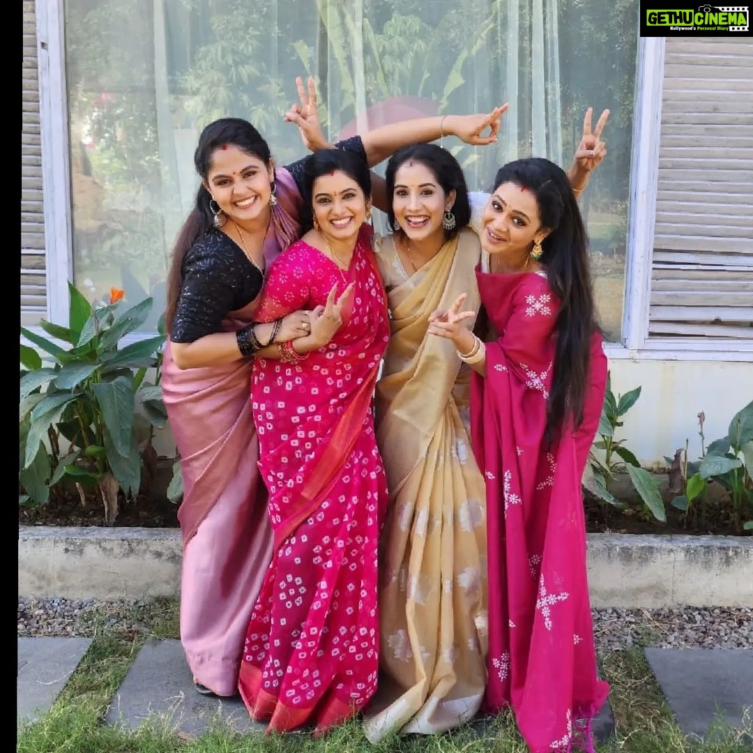 Srithika Instagram - Christmas celebration in #aaokkatiadakku set with my beautiful ladies @actress_sindhura , @actressowjanya , @honey_swapnaa, @vasudha_bebo Thank you so much for this yummy surprise Christmas cake 😘😘😘 And thanks a ton for the effort you guys have taken and I'm just drenched in your LOVE ♥️ Love you all ♥️♥️♥️♥️ . #merrychristmas #christmas #celebration #withfriends❤️ #lovelyladies #sweetfriends #surprise #cake #yummycake #blessed #thankinggod